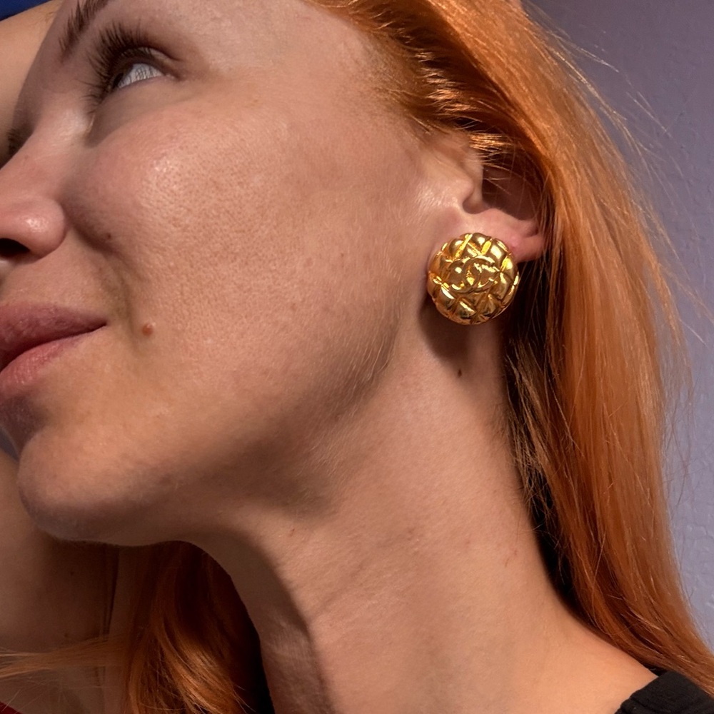 CHANEL CC QUILTED CLIP ON EARRINGS - Picture 8 of 8